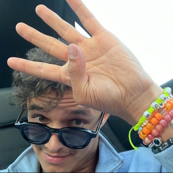 yukikop81's tweet photo. Lando and his bracelets https://t.co/UeuscuDK7b