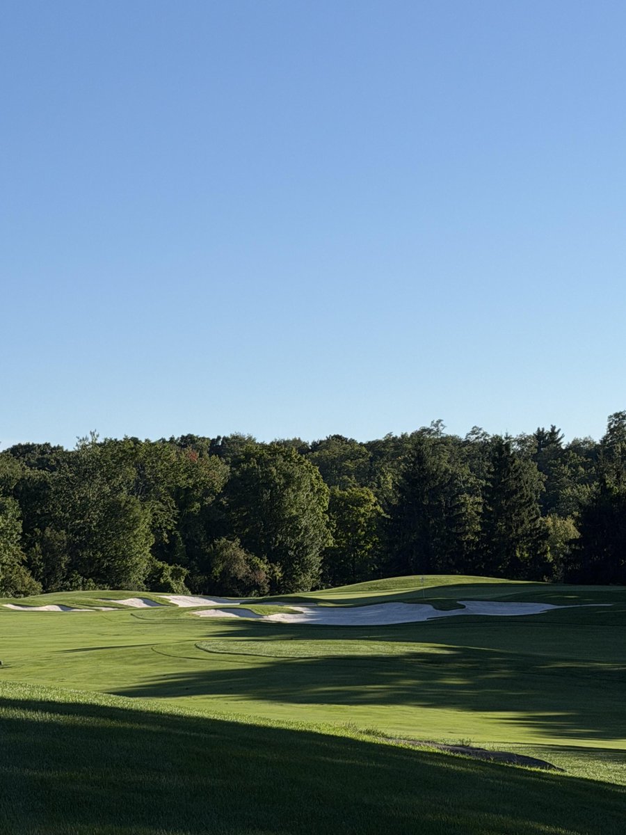 MadisonPartwl0's tweet photo. Can anyone recognize which golf course in New York this is? #golf  #newyorkyankees https://t.co/WsPf914AeB