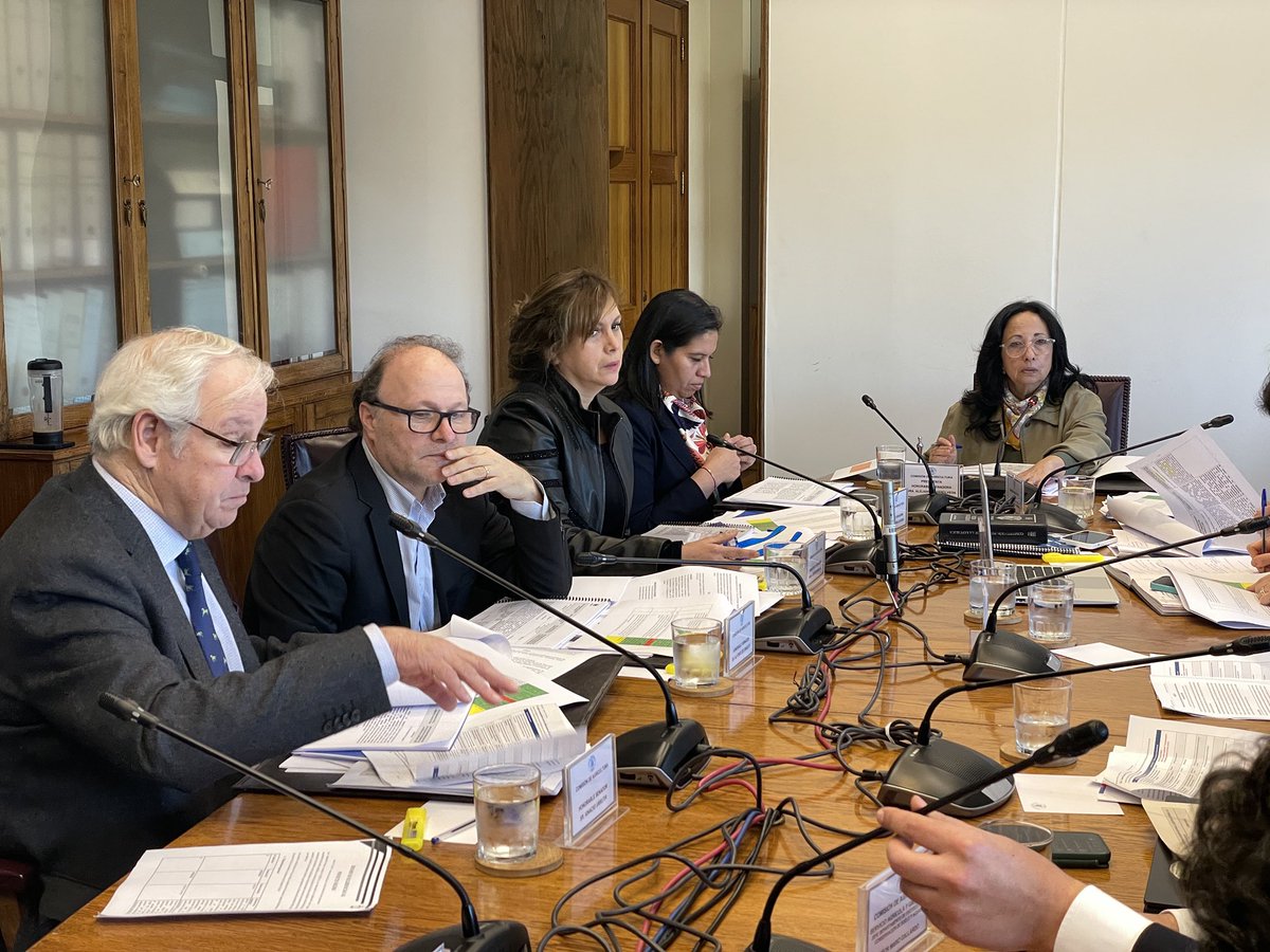 MinagriCL's tweet photo. En 📍Valparaíso, el ministro de Agricultura, Jaime Campos, junto a equipos de @sagchile, @INDAP_Chile y @ODEPA, participan de la Comisión de Agricultura del @Senado_Chile, para continuar la votación en particular del Proyecto de Ley que establece un Sistema de incentivos para la gestión sostenible de suelos agropecuarios, SIGESS 🌱

📺 Sigue la sesión en https://t.co/6t0oFeVMja