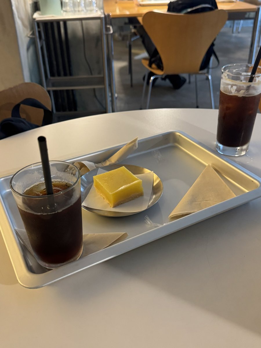 grmaesil's tweet photo. 📍보문 커피스토어
레몬스퀘어가 맛있는 느좋카 분좋카
카공하기 너무 좋은 곳 ! 오히려 카공하러 오신 분들 뿐입니당
채광도 좋아서 날씨좋은 날 와서 커피에 레몬스퀘어 시켜먹음 딱일듯
조명이 전부 아르떼미데인 카페,,,😲✨
드립커피 있어요 ! https://t.co/PpQJHJRa8u