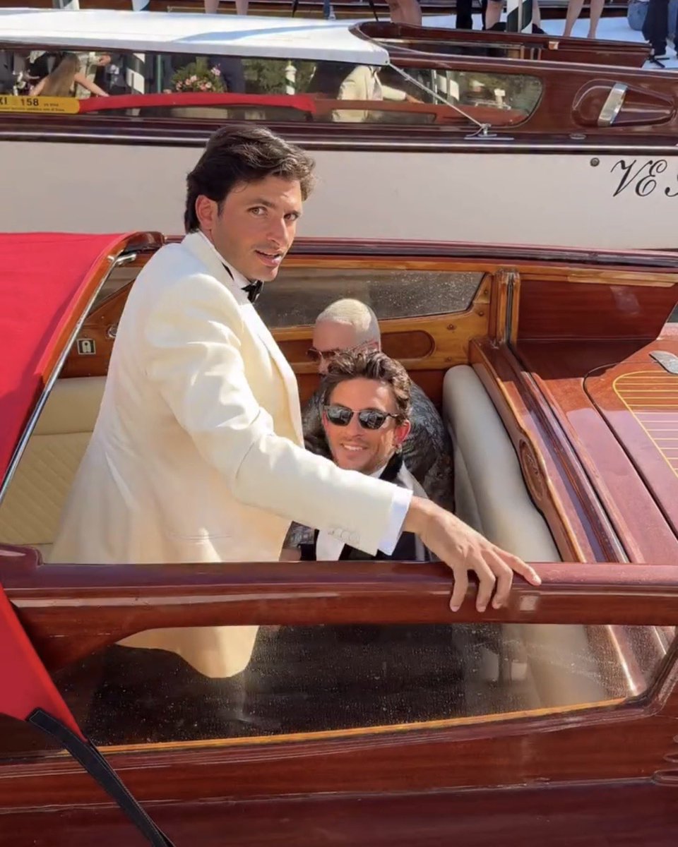 jbaileydaily's tweet photo. ✨NEW✨ Little glimpse of Jonny and Carlos Sainz (his fellow Armani ambassador) arriving at Venice Film Festival 😍

📸: vanityfairitalia https://t.co/sptCwDAKZp