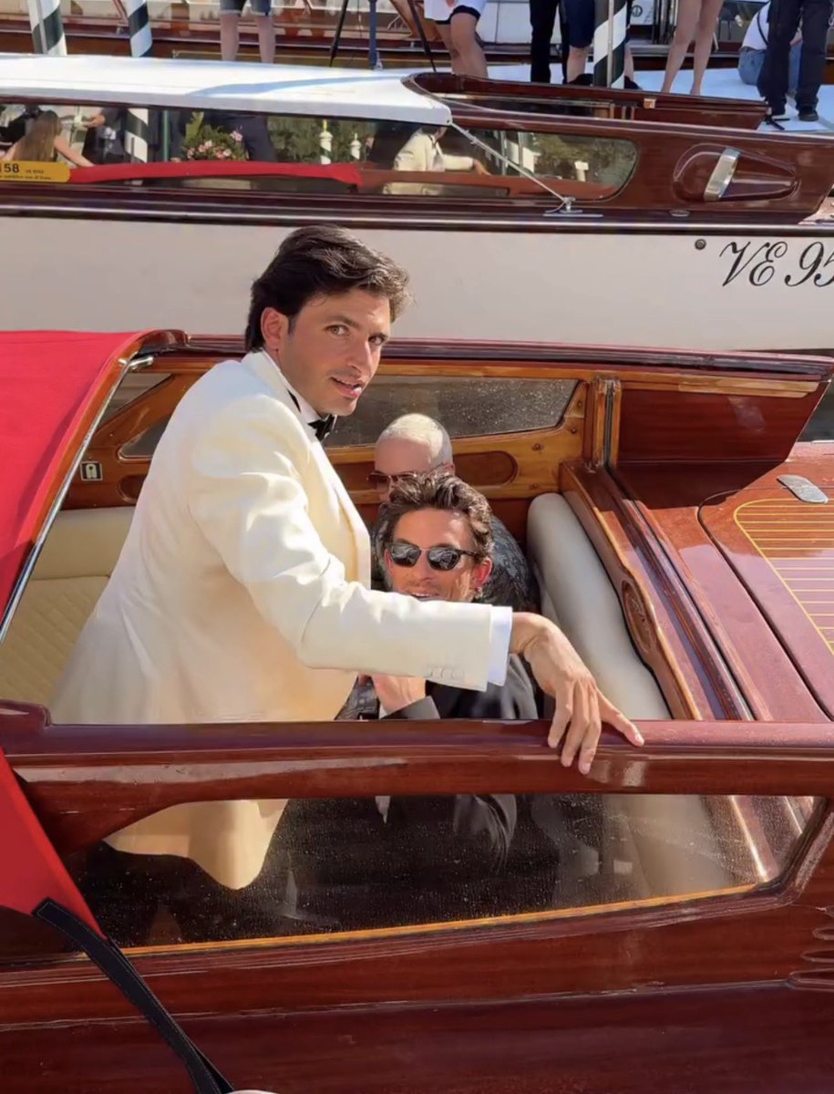 jbaileydaily's tweet photo. ✨NEW✨ Little glimpse of Jonny and Carlos Sainz (his fellow Armani ambassador) arriving at Venice Film Festival 😍

📸: vanityfairitalia https://t.co/sptCwDAKZp