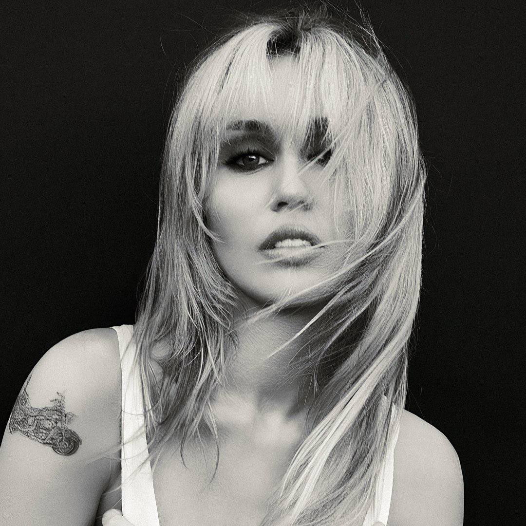 PopTingz's tweet photo. Miley has officially permanently dropped "Cyrus" from her stage name.

Billy Ray Cyrus, the singer's father, confirmed this in a new post:

"I told Miley yesterday that I felt good about her using only her first name. I mentioned Dolly and Cher. Thinking more and more about it... Elvis... Prince... and so on. It's a natural progression for an iconic superstar legend. And the legend continues! Looking forward to the new album."

“I told miley yesterday I felt good about her going with her first name. I mentioned Dolly and Cher. Thinkin about it more and more ... Elvis .. Prince ...and so on. It's a natural progression for an iconic superstar legend. And the legend continues!”