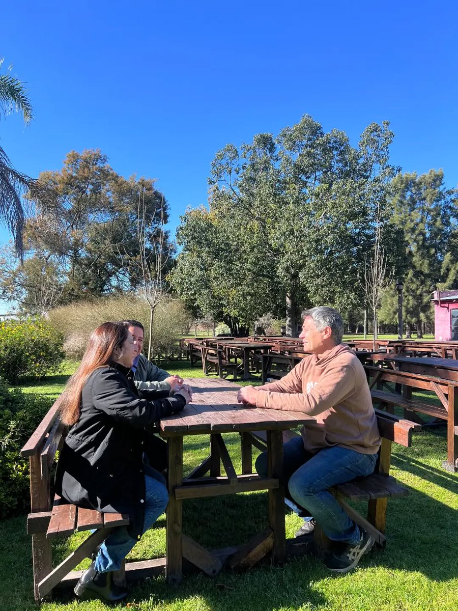 analiacorvino's tweet photo. Estuvimos con @luisgaston3269 en Asador Criollo Los Abraham (Río Tala, San Pedro) charlando con Luis Galavanesky, dueño del emprendimiento familiar que desde hace años se convirtió en referencia gastronómica para todo el distrito, genera puestos de trabajo y promueve el turismo para San Pedro.

Estamos para escuchar y acompañar a quienes, con esfuerzo y compromiso, siguen apostando por San Pedro y sus localidades.

¡Gracias Luis por recibirnos!

@LLASanPedro