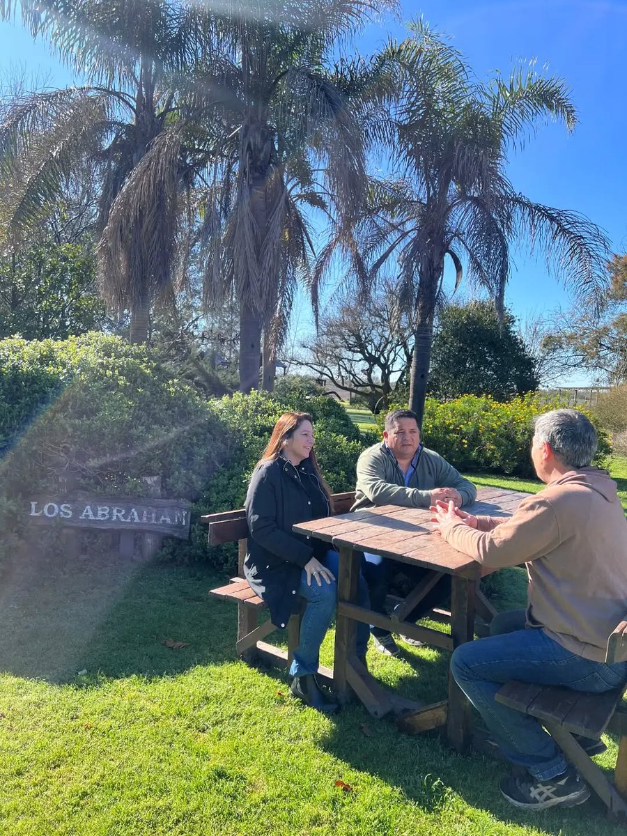 analiacorvino's tweet photo. Estuvimos con @luisgaston3269 en Asador Criollo Los Abraham (Río Tala, San Pedro) charlando con Luis Galavanesky, dueño del emprendimiento familiar que desde hace años se convirtió en referencia gastronómica para todo el distrito, genera puestos de trabajo y promueve el turismo para San Pedro.

Estamos para escuchar y acompañar a quienes, con esfuerzo y compromiso, siguen apostando por San Pedro y sus localidades.

¡Gracias Luis por recibirnos!

@LLASanPedro
