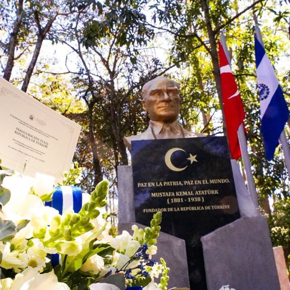 pblhaber's tweet photo. El Salvador’da açılan Türkiye Parkı’na, Atatürk’ün büstü dikildi. https://t.co/x47kSL2OcU