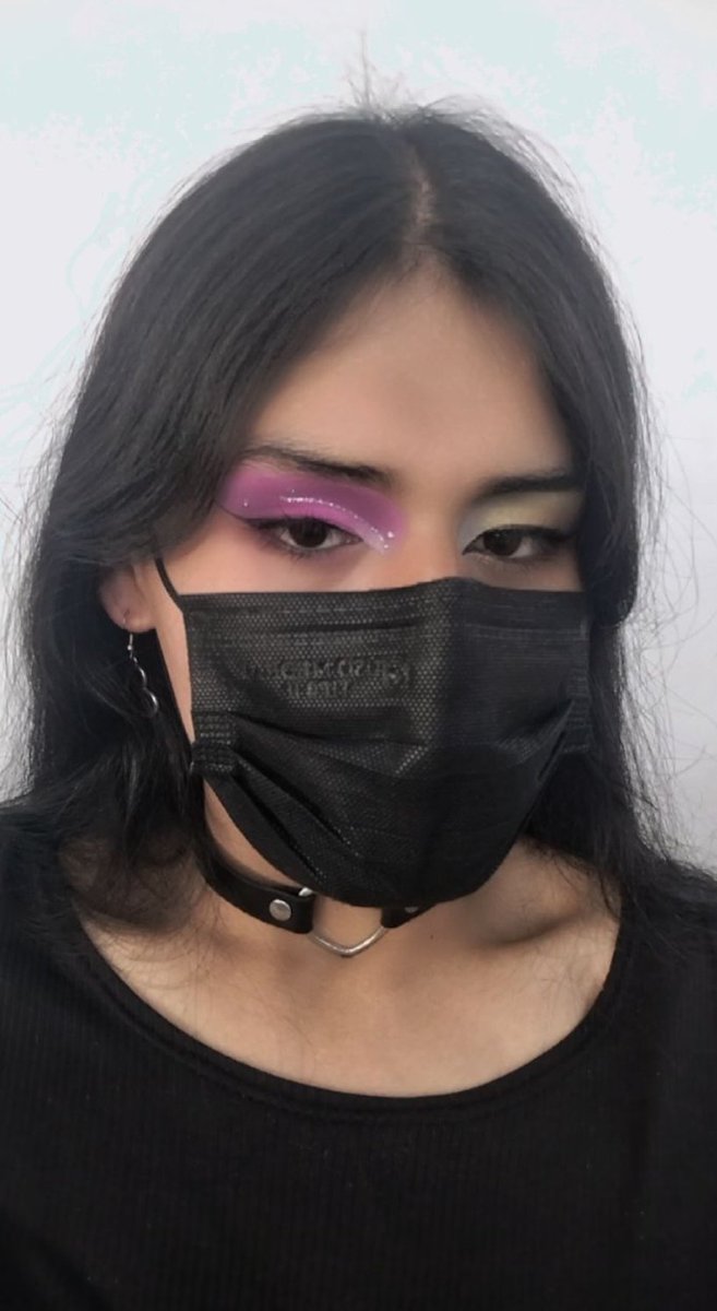 EmiliaTrap_Z's tweet photo. Maquillaje de ojos 🍷🗿 

#femboy #trans https://t.co/71joLqAJB5
