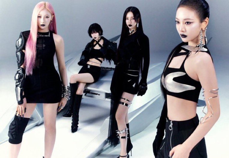 synkbluu's tweet photo. im so glad aespa never copy the trending formula and stick to their own concept that’s what makes them the most remarkable group of their generation https://t.co/lifuYkemEQ