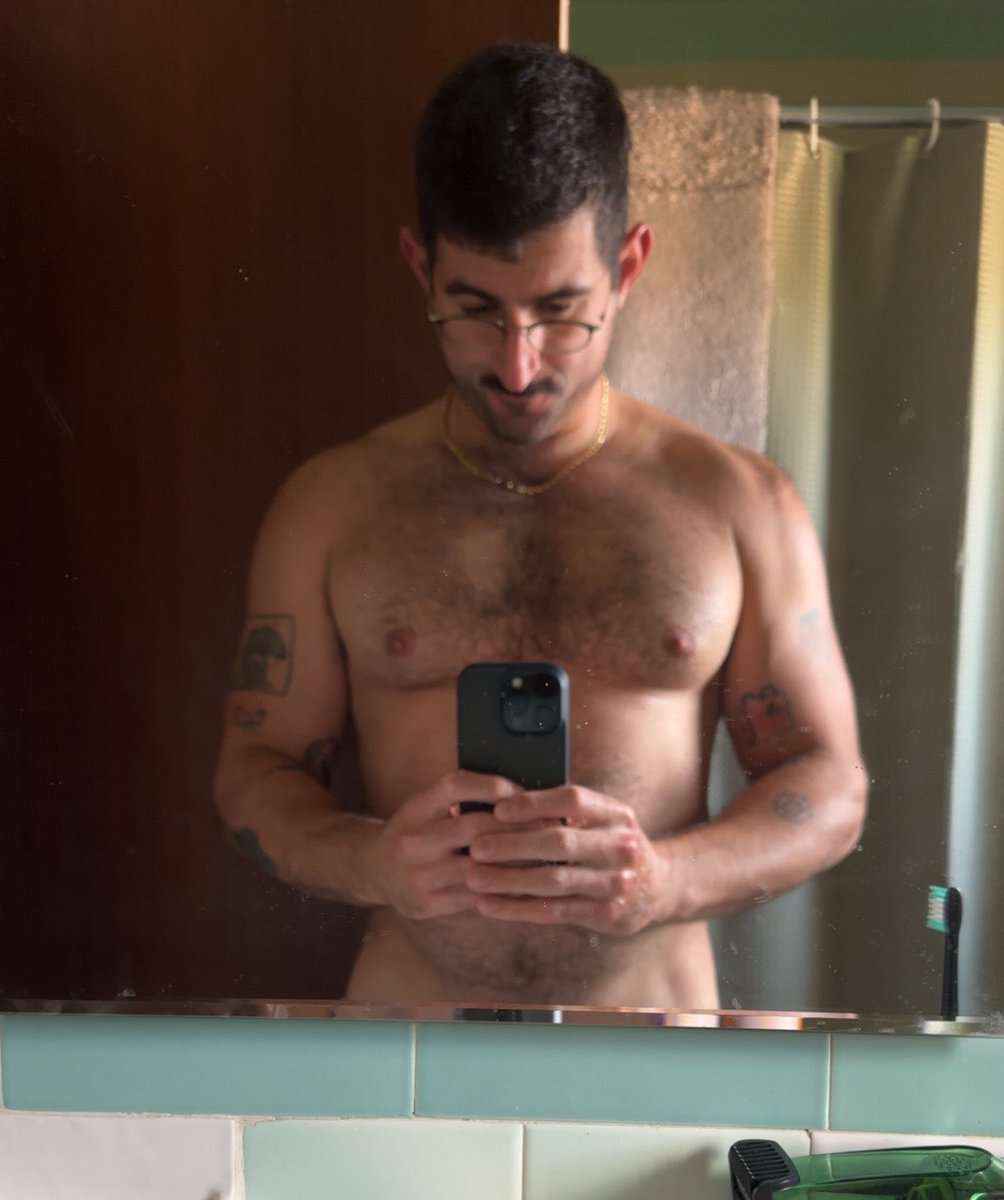 trader_tony_'s tweet photo. He’s probably listening to brand new chanel$ by slayyyter https://t.co/mG6nwmmjez