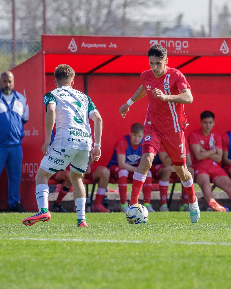 diecastro83's tweet photo. #AAAJ Joaquín Gho volvió a sumar minutos oficiales en el empate de la Reserva ante Sarmiento ❤️

¡Falta menos, Joaco! ⏳ https://t.co/gLCgFyFgFE