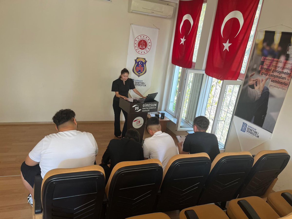 GiresunDsm's tweet photo. Müdürlüğümüzde dosyası bulunan suça sürüklenen çocuklara yönelik, Aile ve Sosyal Hizmetler İl Müdürlüğünde görevli Sosyolog Merve Beşikçi tarafından “Kendini Keşfetme” konulu çalışma gerçekleştirilmiştir.
#cte
#DenetimliSerbestlik https://t.co/KTRQ5T4Dbd