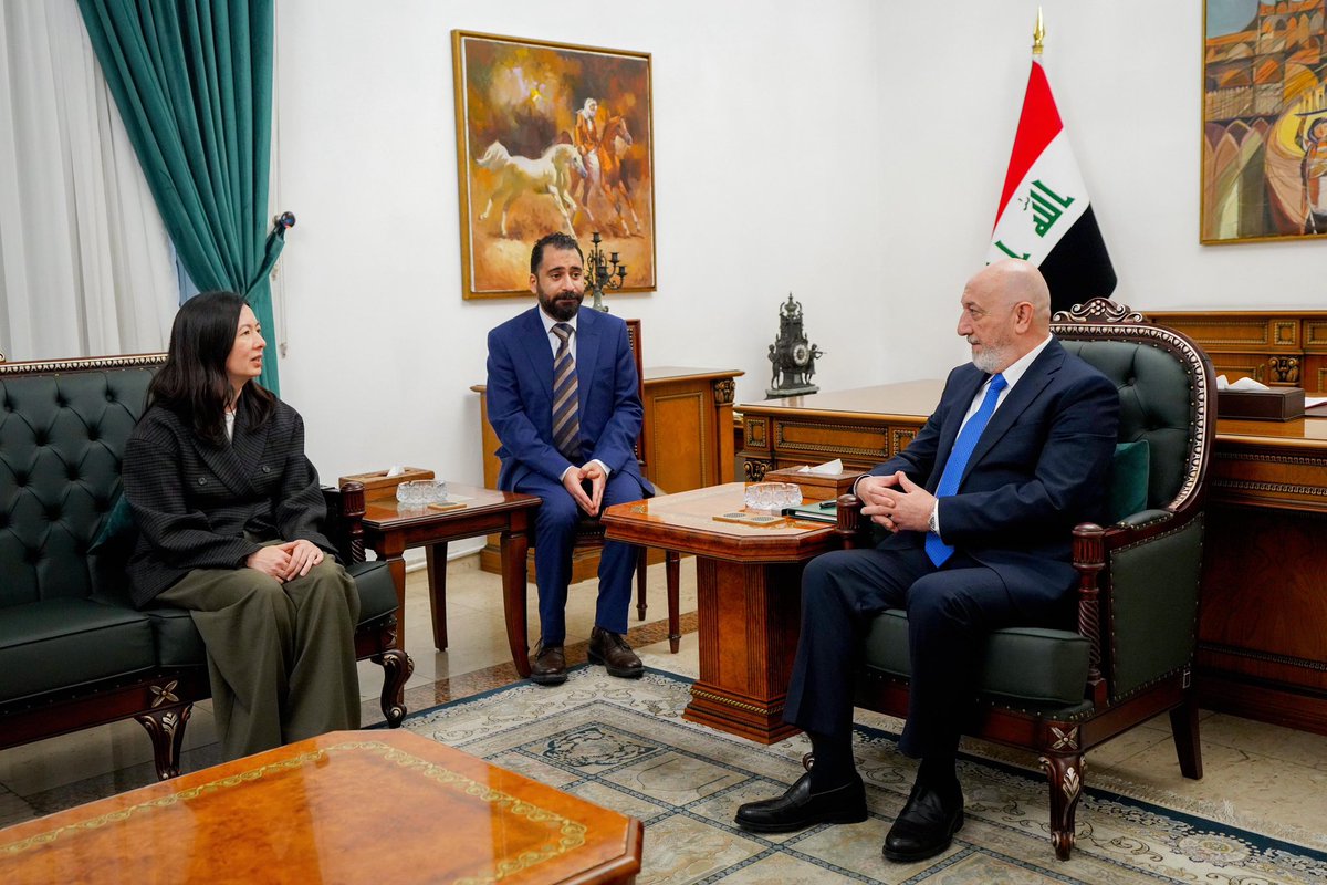 IraqiPresidency's tweet photo. رئيس الجمهورية @nizarAmede يستقبل مديرة مبادرة العراق ومشروع سوريا ضمن برامج الشرق الأوسط السيدة فيكتوريا تايلور والوفد المرافق

موقف العراق الثابت في دعم الحوار والتفاهم لمعالجة التحديات الإقليمية. https://t.co/xuJbYKRTRO