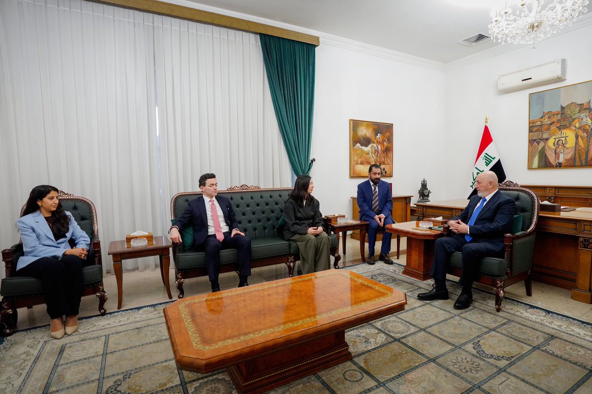 IraqiPresidency's tweet photo. رئيس الجمهورية @nizarAmede يستقبل مديرة مبادرة العراق ومشروع سوريا ضمن برامج الشرق الأوسط السيدة فيكتوريا تايلور والوفد المرافق

موقف العراق الثابت في دعم الحوار والتفاهم لمعالجة التحديات الإقليمية. https://t.co/xuJbYKRTRO