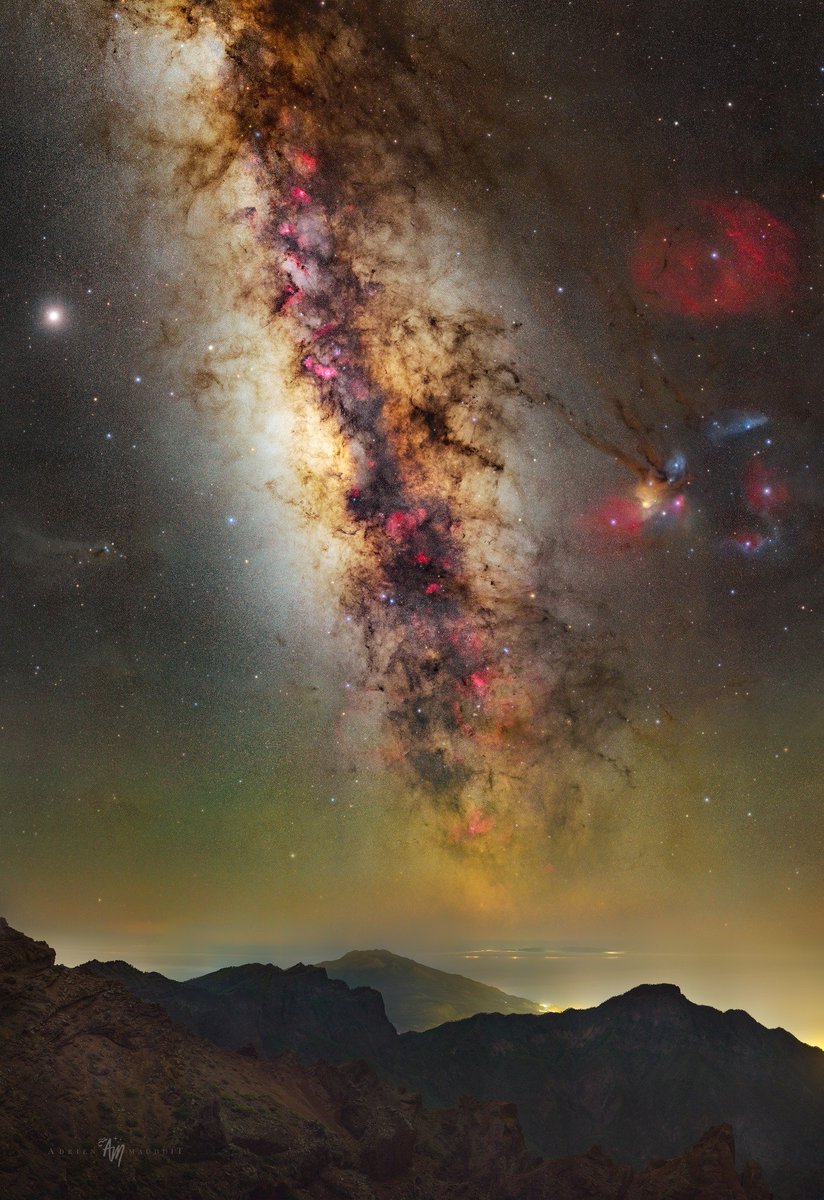 astrooalert's tweet photo. Milky Way Core over La Palma Island Volcanoes 🌌 https://t.co/dnIfRJ20sQ