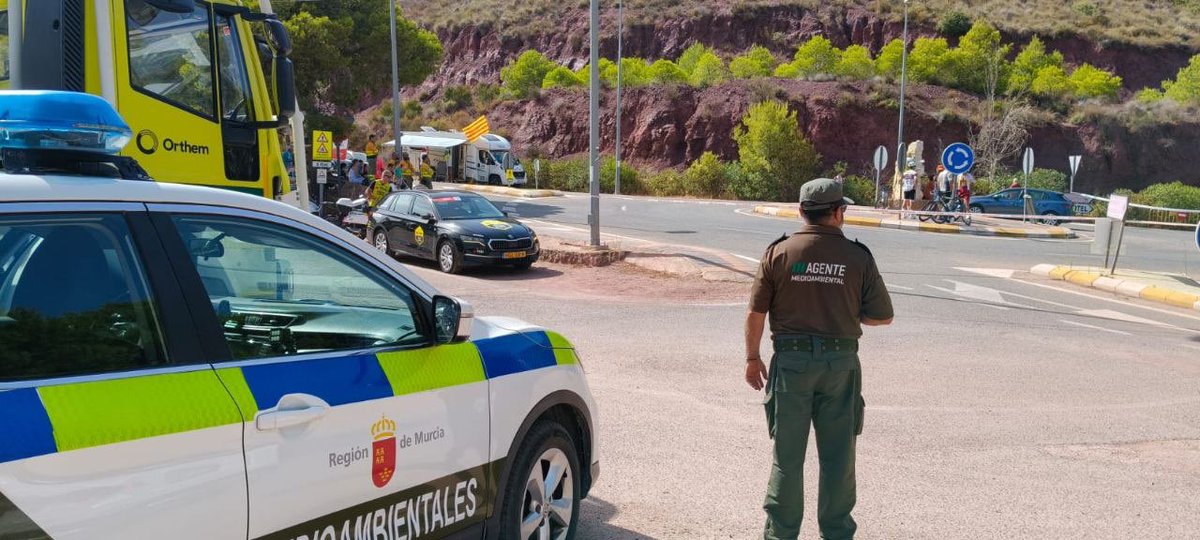 MurciaForestal's tweet photo. 🚴‍♂️Con motivo del paso de @lavuelta por el entorno de @SierraEspunaPR, Agentes Medioambientales @aamm_murcia y Bomberos Forestales @DefensaForeMur han participado en el dispositivo de prevención de incendios forestales y control de uso público

Jornada sin incidencias #lavuelta26 https://t.co/rCBvC3jxlw