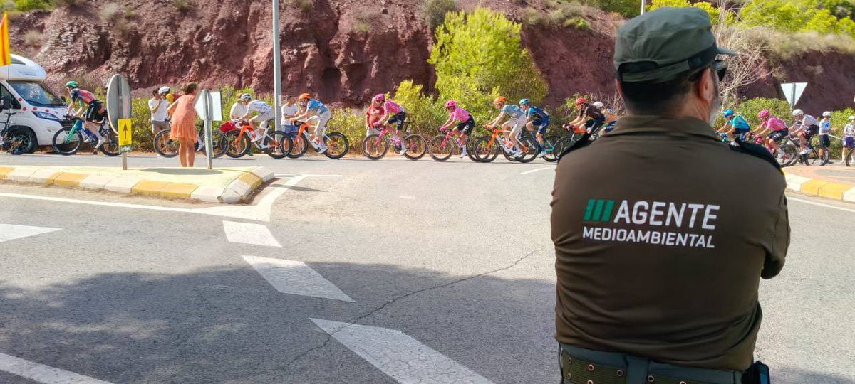 MurciaForestal's tweet photo. 🚴‍♂️Con motivo del paso de @lavuelta por el entorno de @SierraEspunaPR, Agentes Medioambientales @aamm_murcia y Bomberos Forestales @DefensaForeMur han participado en el dispositivo de prevención de incendios forestales y control de uso público

Jornada sin incidencias #lavuelta26 https://t.co/rCBvC3jxlw