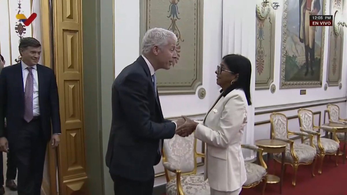 LeanLutzky's tweet photo. Delcy Rodríguez, la presidenta que cuenta con el respaldo de Trump para reemplazar a Maduro tras su captura, recibe al secretario de Energía estadounidense, Chris Wright, tras garantizarle a EE.UU. un acceso preferencial a 65.000 millones de barriles de petróleo. https://t.co/6vJGD0WKxE