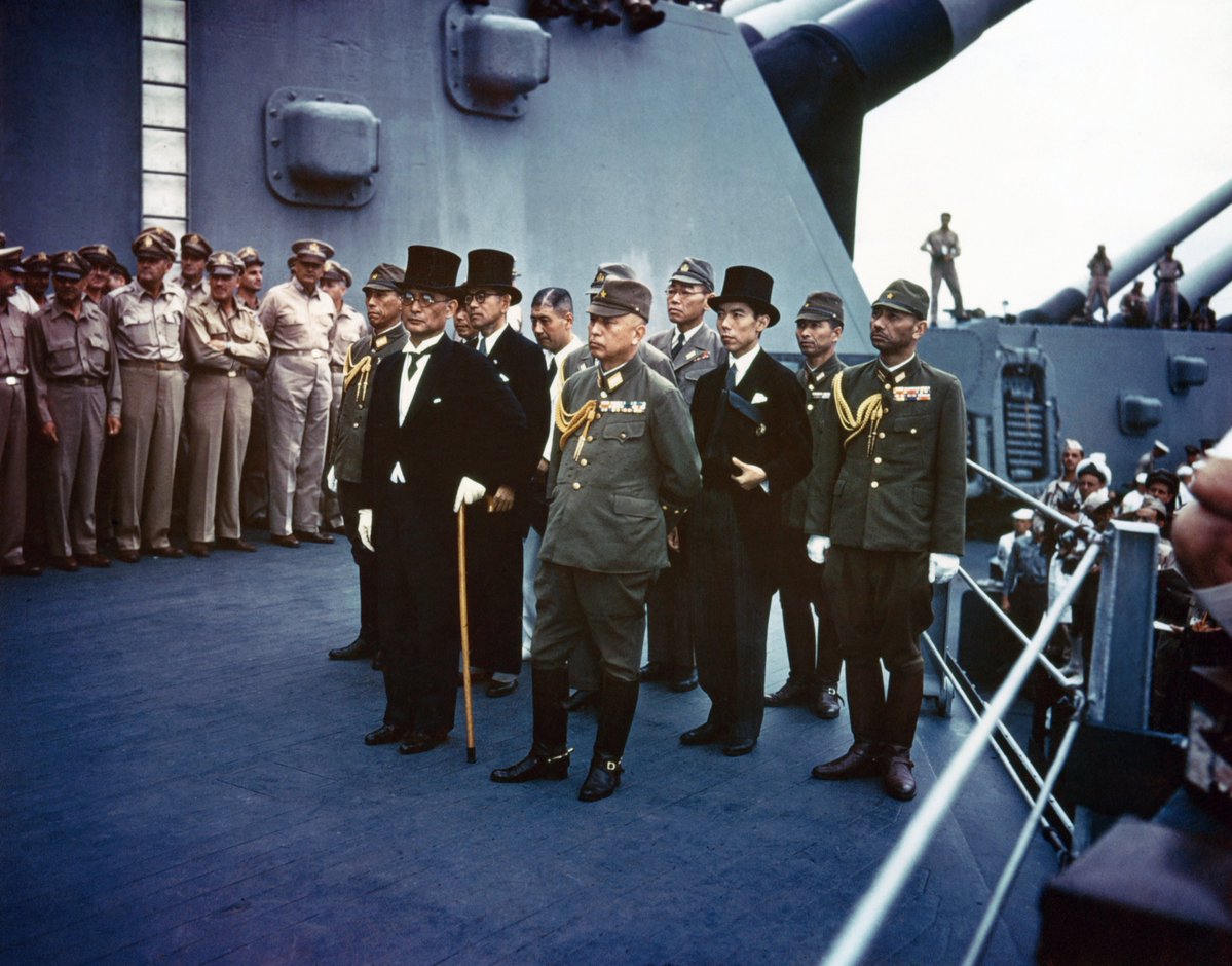 SgmNaval's tweet photo. Un día como hoy, el 2 de septiembre de 1945, una bahía gris y cubierta de nubes fue escenario del final formal de la Segunda Guerra Mundial. Sobre la cubierta del USS Missouri, Japón firmó su rendición. Este fue el minuto a minuto de aquel día.

ABRO HILO 🧵 https://t.co/SfTf0VmEXg