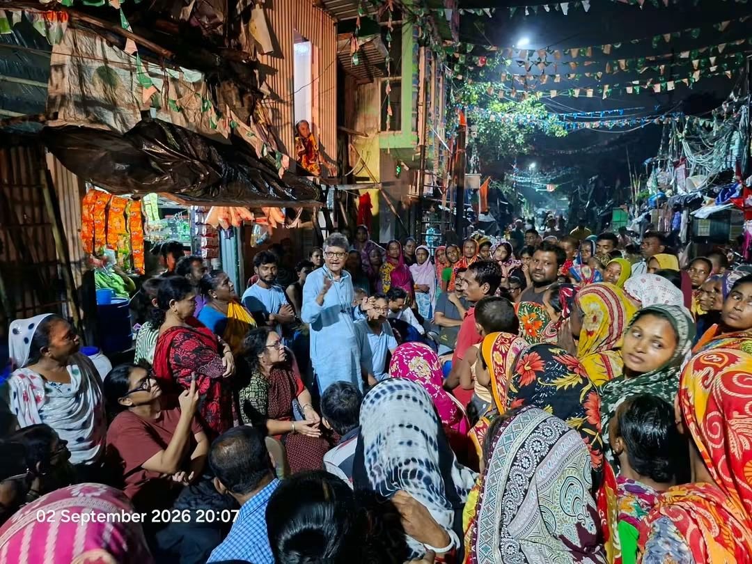 KanjilalSupti10's tweet photo. কাশীপুর-বেলগাছিয়া বিধানসভা কেন্দ্রের ৬ নম্বর ওয়ার্ডের অন্তর্গত জ্যোতিনগর কলোনিতে বিগত ১ মাস ধরে নেই জল, নেই বিদ্যুৎ! চরম দুর্দশার শিকার এলাকার প্রায় ৫০০০ অধিবাসী। মূলত সংখ্যালঘু সম্প্রদায়ের বসবাস এই কলোনিতে। দিনের পর দিন এই অমানবিক পরিস্থিতি চলতে থাকায়, স্বাভাবিকভাবেই বিজেপি পরিচালিত রাজ্য সরকারের অভিসন্ধি নিয়ে প্রশ্ন তুলতে শুরু করেছেন ক্ষুব্ধ এলাকাবাসী।
​এই তীব্র সংকটের দিনে চিৎপুরের জ্যোতিনগর কলোনির দুর্দশাগ্রস্ত মানুষের পাশে গিয়ে দাঁড়াল ভারতের কমিউনিস্ট পার্টি (মার্কসবাদী)। এলাকার মানুষের অভাব-অভিযোগ শুনতে এবং তাদের ন্যায্য অধিকারের লড়াইয়ে সাথী হতে সেখানে উপস্থিত ছিলেন কনীনিকা বোস 
 প্রতীপ দাশগুপ্ত পৌলবী মজুমদার
সহ কাশীপুর-বেলগাছিয়া বিধানসভার অন্যান্য স্থানীয় নেতৃত্ববৃন্দ।
​অন্ধকার আর তৃষ্ণার এই অবর্ণনীয় কষ্টে সিপিআই(এম) সাধারণ মানুষের পাশেই আছে। মানুষের অধিকার আদায়ের লড়াই চলবে। ✊