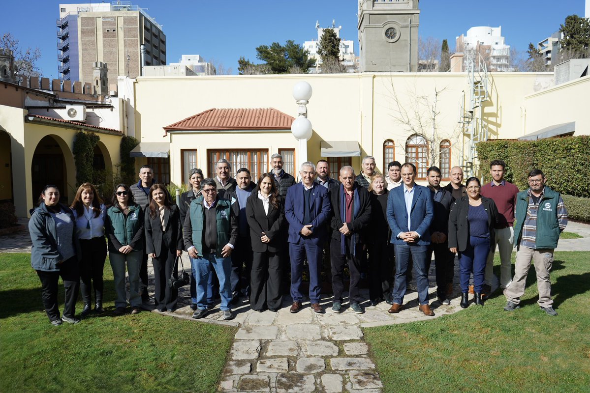 lucascastelli16's tweet photo. PREPARAR A LOS TRABAJADORES DEL FUTURO

Los oficios son una puerta de entrada al mundo del trabajo. Por eso, junto al gobernador @rolo_figueroa estamos fortaleciendo la formación profesional en toda la provincia, para que más neuquinos puedan aprender, incorporar nuevas herramientas y prepararse para las oportunidades que vienen. 

Junto a distintos sindicatos, en el marco de #EmpleaNeuquen, acordamos más de 30 capacitaciones en oficios para lo que resta del año. Mecánica, construcción, soldadura, electricidad, gastronomía, logística y muchas otras especialidades que responden a las necesidades de cada sector.

La formación en oficios es construir futuro. Quienes hoy se capacitan, son los trabajadores que acompañan el crecimiento de Neuquén.