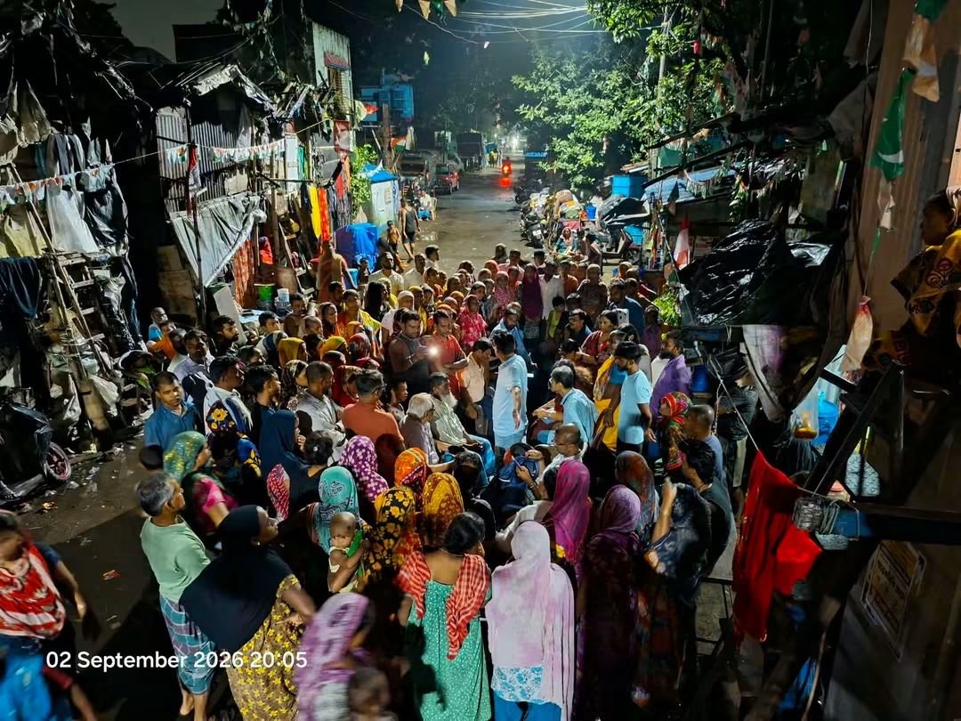KanjilalSupti10's tweet photo. কাশীপুর-বেলগাছিয়া বিধানসভা কেন্দ্রের ৬ নম্বর ওয়ার্ডের অন্তর্গত জ্যোতিনগর কলোনিতে বিগত ১ মাস ধরে নেই জল, নেই বিদ্যুৎ! চরম দুর্দশার শিকার এলাকার প্রায় ৫০০০ অধিবাসী। মূলত সংখ্যালঘু সম্প্রদায়ের বসবাস এই কলোনিতে। দিনের পর দিন এই অমানবিক পরিস্থিতি চলতে থাকায়, স্বাভাবিকভাবেই বিজেপি পরিচালিত রাজ্য সরকারের অভিসন্ধি নিয়ে প্রশ্ন তুলতে শুরু করেছেন ক্ষুব্ধ এলাকাবাসী।
​এই তীব্র সংকটের দিনে চিৎপুরের জ্যোতিনগর কলোনির দুর্দশাগ্রস্ত মানুষের পাশে গিয়ে দাঁড়াল ভারতের কমিউনিস্ট পার্টি (মার্কসবাদী)। এলাকার মানুষের অভাব-অভিযোগ শুনতে এবং তাদের ন্যায্য অধিকারের লড়াইয়ে সাথী হতে সেখানে উপস্থিত ছিলেন কনীনিকা বোস 
 প্রতীপ দাশগুপ্ত পৌলবী মজুমদার
সহ কাশীপুর-বেলগাছিয়া বিধানসভার অন্যান্য স্থানীয় নেতৃত্ববৃন্দ।
​অন্ধকার আর তৃষ্ণার এই অবর্ণনীয় কষ্টে সিপিআই(এম) সাধারণ মানুষের পাশেই আছে। মানুষের অধিকার আদায়ের লড়াই চলবে। ✊