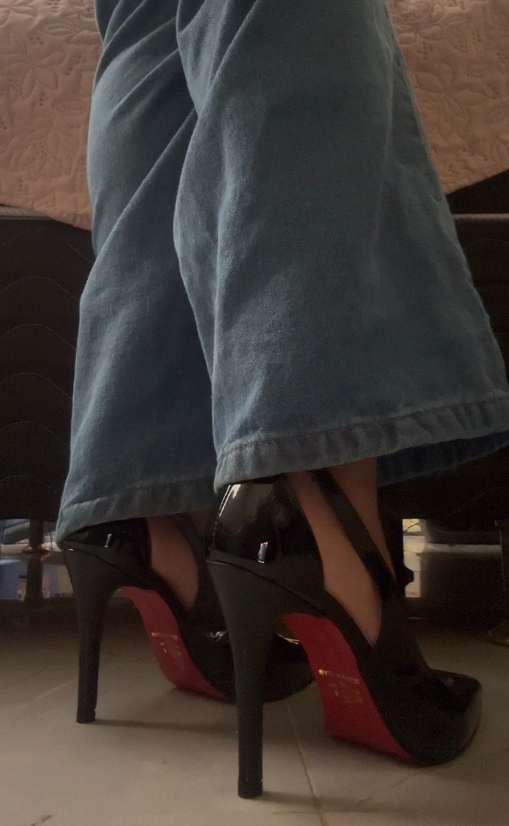 villanevill's tweet photo. calça jeans larga e só a pontinha do salto aparecendo separa as meninas das mulheres 😌 https://t.co/OIxzRG3tA7