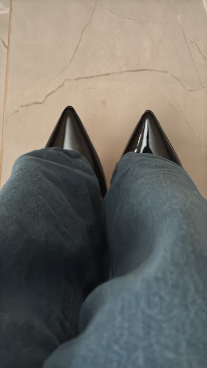 villanevill's tweet photo. calça jeans larga e só a pontinha do salto aparecendo separa as meninas das mulheres 😌 https://t.co/OIxzRG3tA7