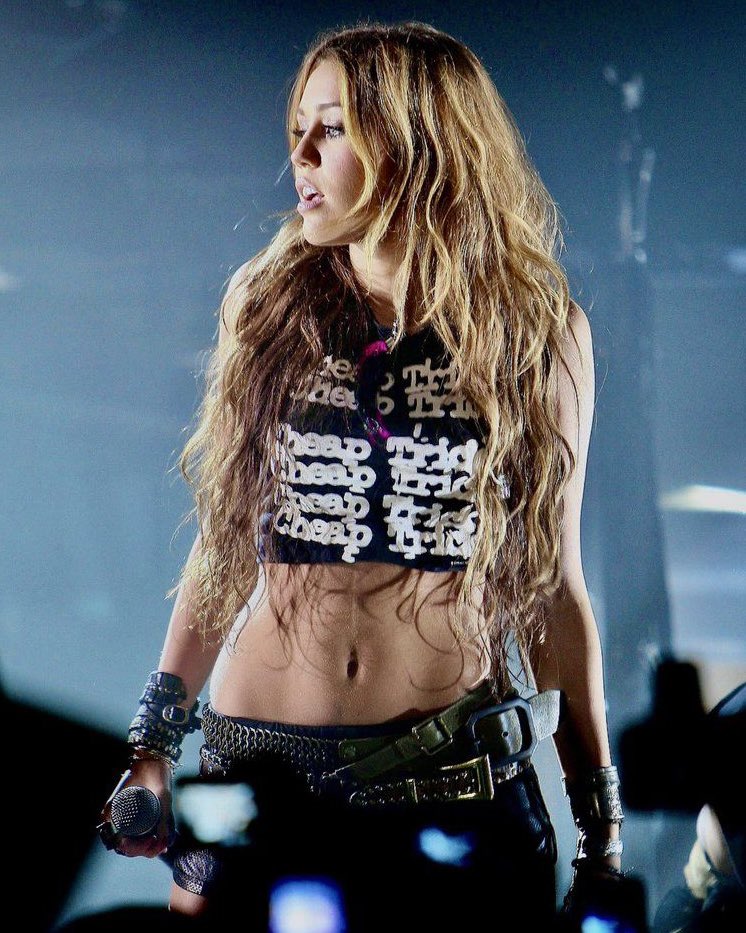 lohanisgod's tweet photo. miley cyrus performing at a private club, 2010 https://t.co/dGP8NHqs8G