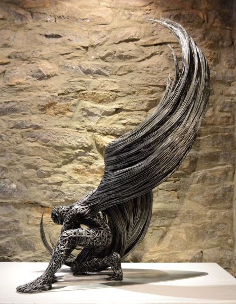 LeoDaVinciWave's tweet photo. This is a wire sculpture of a kneeling angel created by the British artist Richard Stainthorp. https://t.co/w6vH3xylZT