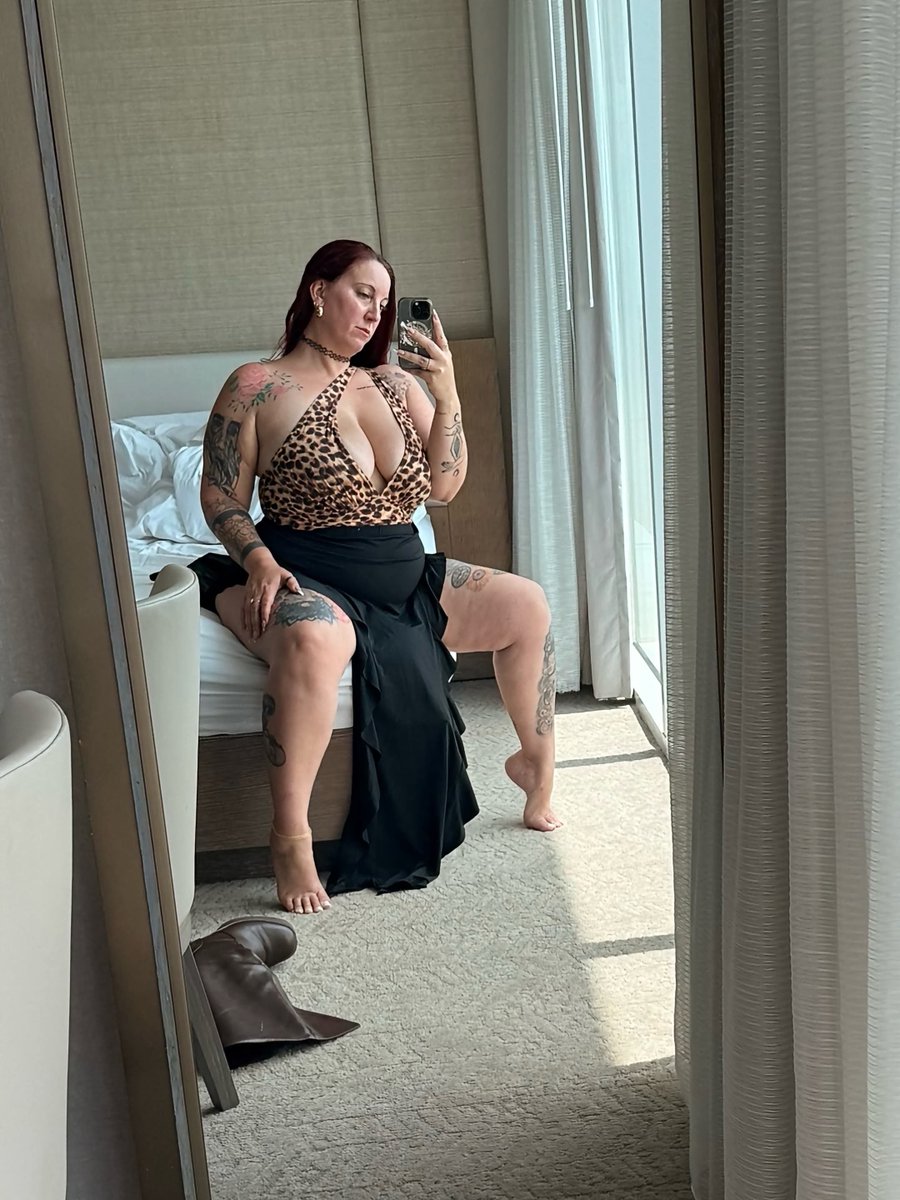 lizzy_welsh234's tweet photo. Single mother of three kids and I still look sexy right?? https://t.co/7B09HGO00T