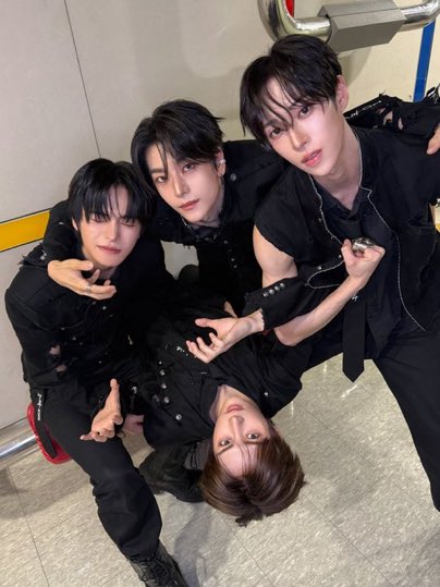 leobabyboo's tweet photo. No military line ✨ https://t.co/0ubnHGTLQC