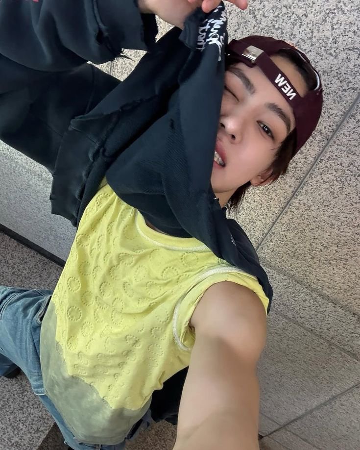 sseonghynix's tweet photo. he's the real swag https://t.co/zJn96AMpeY
