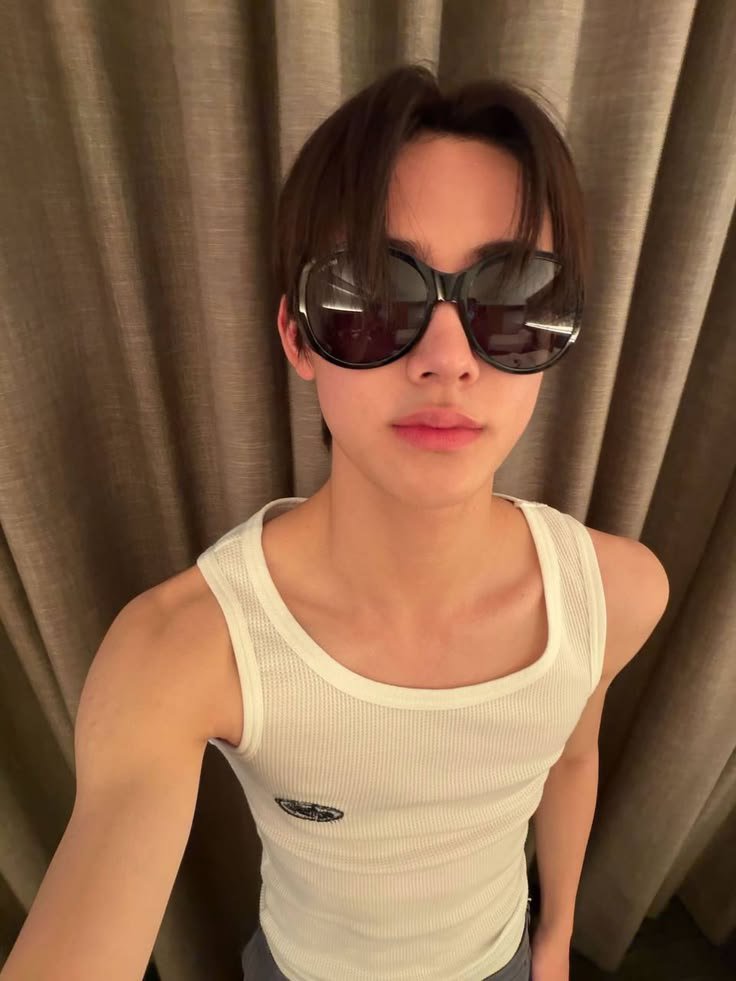 sseonghynix's tweet photo. he's the real swag https://t.co/zJn96AMpeY