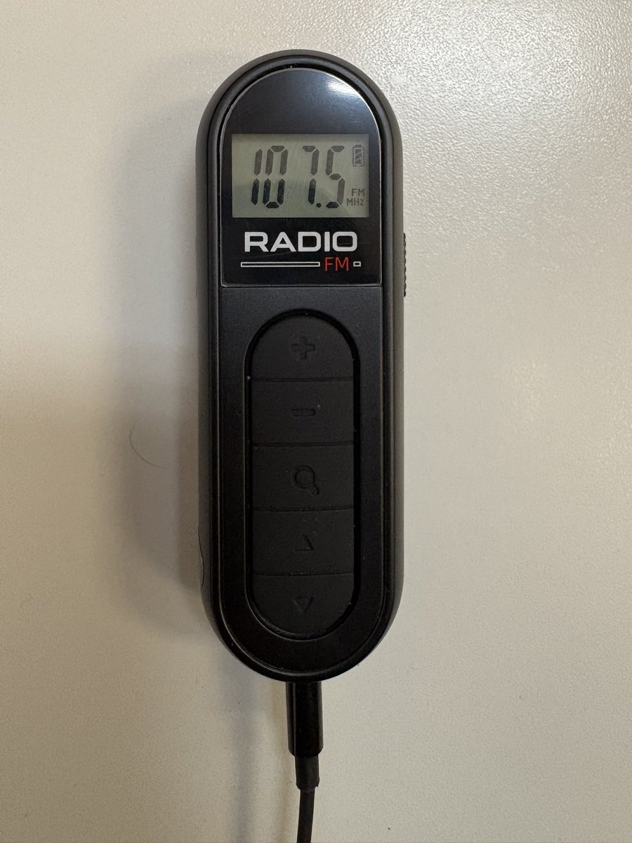 LuisCordovaAz's tweet photo. Ayer adquirí este radio FM portátil y recargable para escuchar @RMXradio 107.5 #holaRMX @pavlog https://t.co/3ij14HL5Pg