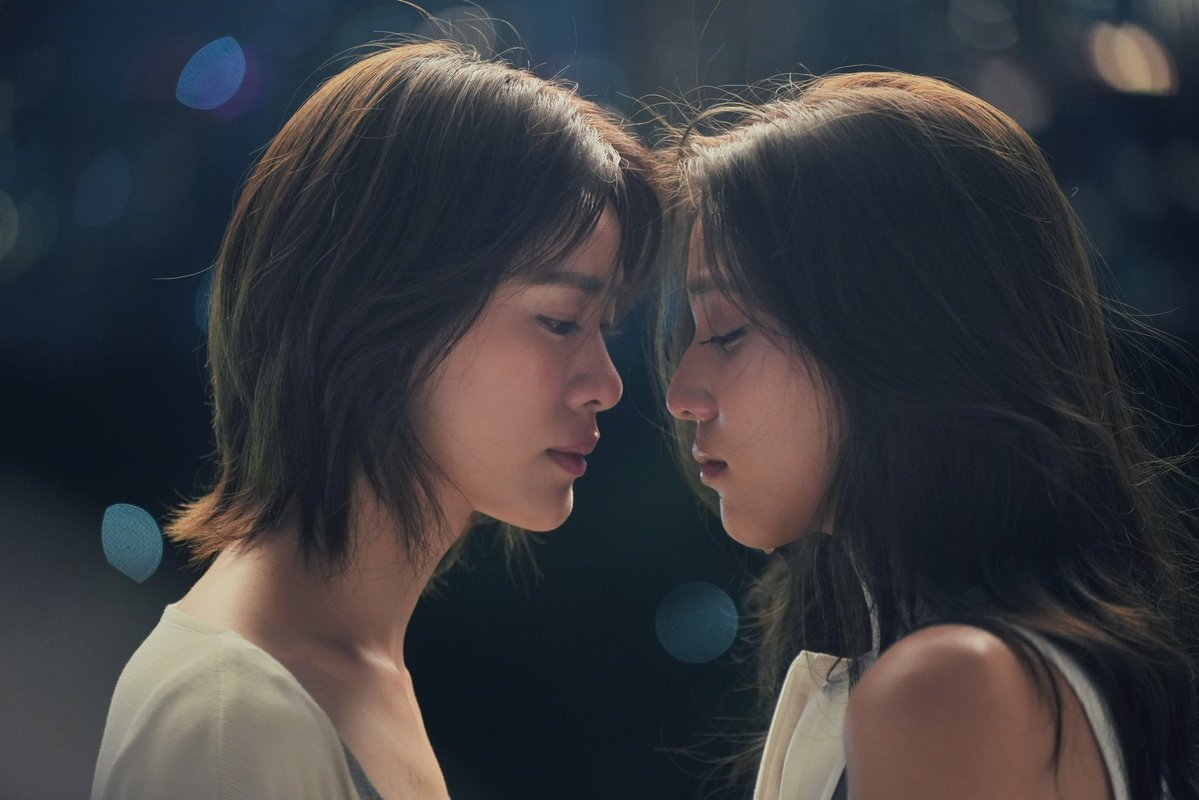 MoonShadowGMMTV's tweet photo. Q25 วันนี้ เศร้าแต่ยังติดหวาน ตี๋มาปลอบเค้าเลย #MoonshadowSeriesEP4 https://t.co/ehgZLt1MKD