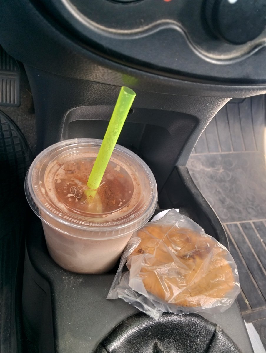 AydurEmth's tweet photo. @chechemorett desayuno de campeones, chocomilk y galleta del "cosco" #HolaRMX #RELIQUIA @RMXradio https://t.co/F2ih3w1Kr4