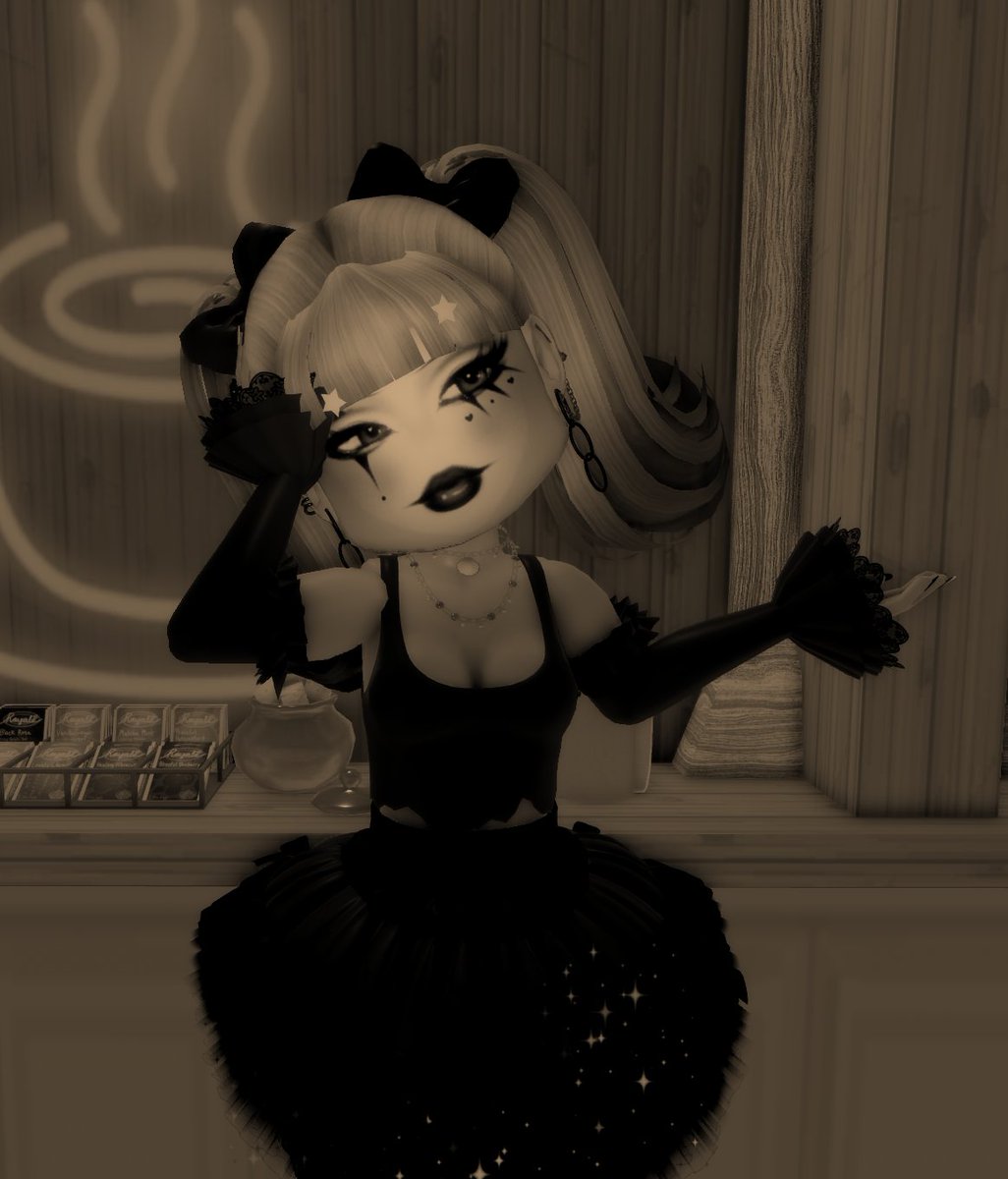 Arenlifestyle's tweet photo. who is this divaaa #royalehigh #RHOTC https://t.co/VApw9tCn1Q
