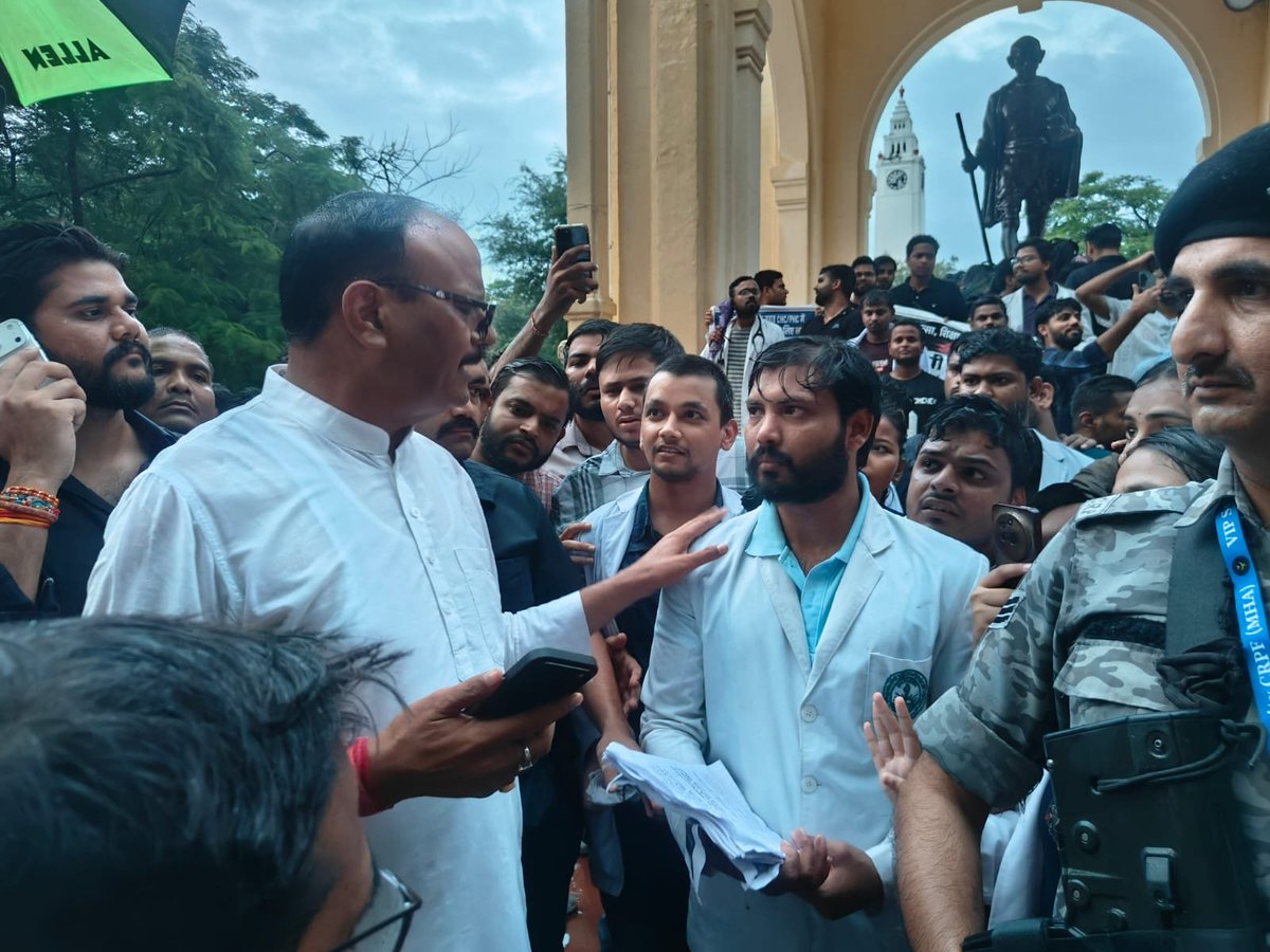 krishnaary37531's tweet photo. माननीय @brajeshpathakup जी का धरना स्थल पर आकर बॉन्ड डॉक्टरों से मिलने और समान वेतन के मुद्दे को कल 3 सितंबर दोपहर 2 बजे तक हल करने के आश्वासन के लिए हृदय से धन्यवाद।

हमें आपके सकारात्मक निर्णय और न्याय की पूरी उम्मीद है।

@myogiadityanath
#onebondonesalary https://t.co/fyBg1QelCY