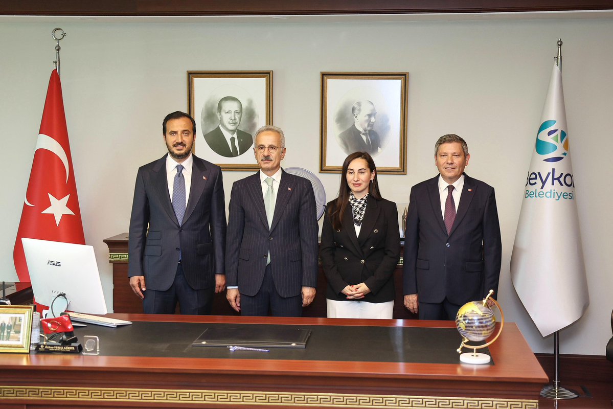 abdullahozdemir's tweet photo. Ulaştırma ve Altyapı Bakanımız Sayın @a_uraloglu ile Beykoz Belediye Başkan Vekilimiz Sayın @ozlemvgurzel’e yaptığımız ziyarette Beykoz’da hayata geçirilecek ulaşım projelerimizi değerlendirdik. 

🚇Ümraniye-Kavacık-Beykoz Raylı Sistem Hattı: Bakanlık tarafından üstlenilen raylı sistem projesinin detay projelerinin tamamlanması ve 2027 yılı itibarıyla yapımına başlanması hedefleniyor.

🛣️Kara Yolu ve Kavşak Çalışmaları: Beykoz’un ulaşım rahatlığı için öncelikli olarak iki kavşak ve bağlantı yollarının yapımı tamamlanacak.

🔗Hastane Bağlantı Yolu: Bölgede yapımı süren yeni hastanenin bağlantı yolu için Bakanlık ve Karayolları ekipleri yerinde incelemeler yaparak destek sağlayacak.

Emekleri için Sayın Bakanımıza, Belediye Başkan Vekilimize ve tüm paydaşlara, İstanbul’umuz ve Beykoz’umuz adına teşekkür ediyorum.