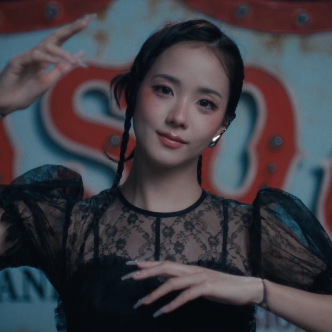 truestoryarix's tweet photo. Most-Viewed M/V Teasers on YouTube yesterday,

#1. 'CLICK,' JISOO — 1,364,884 (192K likes) *12 hrs*
#2. 'SaWaDiKa,' LISA — 1,315,705 (148K likes) *16 hrs* https://t.co/3cvg6PEF4w