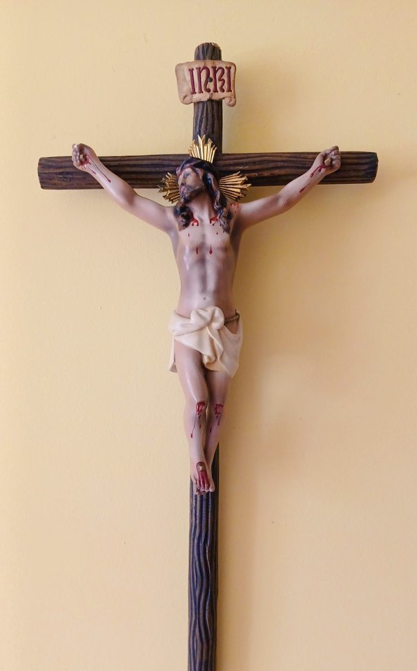 TarekSaidVzla's tweet photo. TE NECESITO.

Señor mío y Dios mío 
No sé muy bien qué hacer, Señor.
Hay momentos en que me pierdo entre mis pensamientos,
y las dudas pesan más que las certezas.
Hoy vengo ante Ti cansado, confundido y con miedo.
Solo quiero que me escuches… y que no me sueltes.

Tú sabes lo que guardo dentro,
las preguntas que no tienen respuesta,
las heridas que no se ven y los silencios que gritan.
A veces siento que camino sin rumbo,
pero en el fondo sé que solo en Ti está mi paz.

Virgen Santísima, Madre del Consuelo,
tómame de la mano cuando no encuentre el camino.
Muéstrame a Jesús cuando mi fe se tambalee,
y enséñame a confiar incluso cuando no entiendo nada.

Espíritu Santo, luz que disipa la oscuridad,
ven a mi corazón cansado.
Dame claridad cuando todo se vuelve confuso,
esperanza cuando me invade el temor,
y calma cuando no logro ver Tu plan.

Señor, no quiero alejarme de Ti,
aunque a veces no comprenda tus caminos.
Quédate conmigo en mis dudas, en mis noches,
y recuérdame que incluso ahí, Tú sigues obrando.

Tú que vives y reinas por los siglos de los siglos. 

Amén.