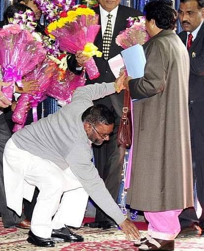 FactdiaryIn's tweet photo. कांशीराम की वज़ह से मायावती को ताकत मिला था 

लेकिन मायावती के दौर में अब खत्म हो गया 

बसपा दुनिया की पहली राष्ट्रीय पार्टी है जिसके सांसद 00 है 

बसपा दुनिया की पहली राष्ट्रीय पार्टी है जिसका विधायक 00 है 

बसपा दुनिया की पहली राष्ट्रीय पार्टी है जिसके राज्य सभा में 00 सांसद है 

और समर्थक बोलते है बहन जी प्रचार करे तो वोट मिल जाएगा 

अब समर्थक कैसे समझेंगे बहन जी के राज में बसपा हर जगह से 00 हो गई