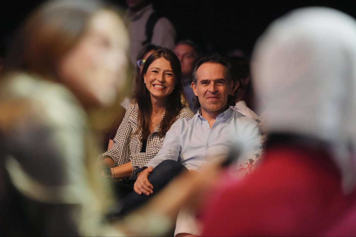 FicoGutierrez's tweet photo. Hoy, junto a mi esposa Margara, iniciamos el Congreso Internacional Buen Comienzo 🙌.

Van a ser tres días de aprendizaje, pero sobre todo, de muchas ideas que queremos que después se conviertan en oportunidades reales para nuestros niños y niñas.

Buen Comienzo es una apuesta de ciudad: entender que todos los niños deben tener la oportunidad de comenzar la vida con buenas condiciones y desarrollar al máximo sus capacidades. Y para eso necesitamos conversaciones como esta.

Pero lo más importante es que todo ese conocimiento salga de este auditorio y llegue a donde más se necesita: a nuestros jardines, a las familias, a los barrios y a las veredas.

Bienvenidos a este congreso. Que sean días de mucho aprendizaje por el bienestar de nuestros niños.
