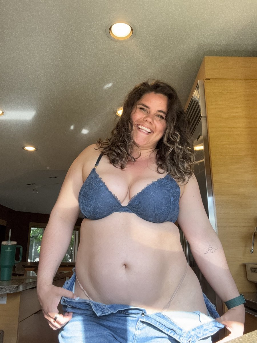 TaylorCutes's tweet photo. kitchen lighting hits different when the jeans are coming off 🤭 https://t.co/px0pcLqE8S