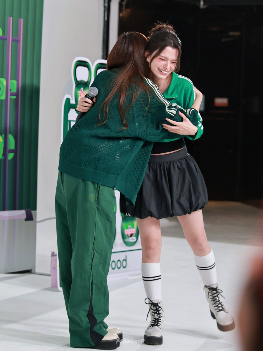 freenbecky_5559's tweet photo. ←待ち合わせに遅れてきた彼女

　　　　会えた喜びで即仲直り→

（妄想オタクの嗜み） https://t.co/oJwdTlUPqy