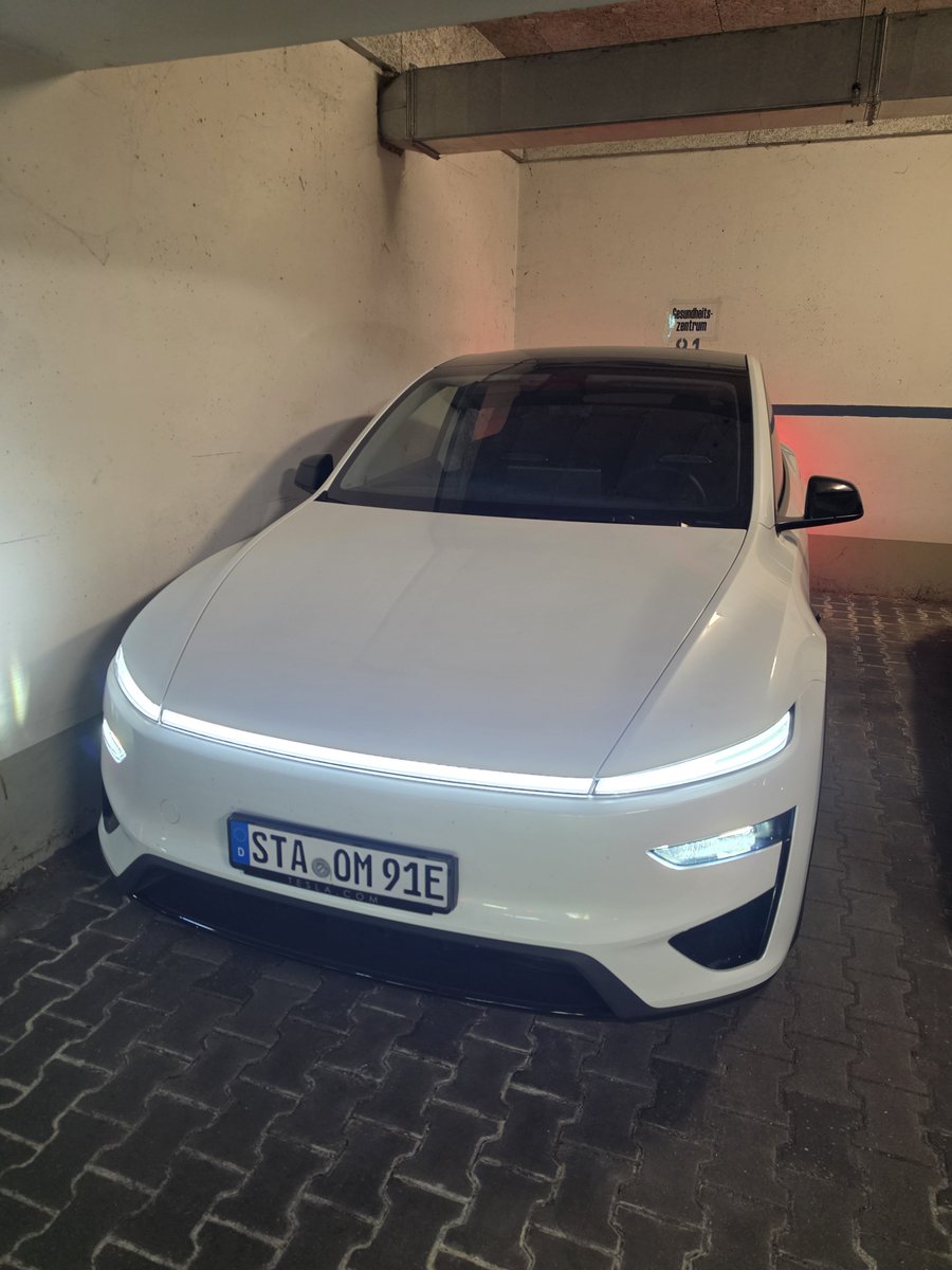 BigOElectrify's tweet photo. Früher bin ich mit einem nigelnagelneuen BMW 118d mit 112 kmh Tempomat von München nach Hamburg gefahren. 112 kmh deshalb, weil bei 1.500 U/Min das maximale Drehmoment anlag und ich im 8. Gang der Z&F Automatik möglichst sparsam dahingerollt bin. Der Sprit kam mir auch damals schon teuer vor. Der Verbrauch lag bei etwas über 5 Liter Diesel auf 100 KM. Und aufs Klo muss man trotzdem - auch, wenn man weder laden noch tanken muss 🤷‍♂️. Und essen auch. Ich bin aber damals ohne Pause durchgefahren. Angenehm war das nicht.

Heute fahre ich mit meinem Model Y ein viel größeres und luxuriöseres Auto mit deutlich höheren Geschwindigkeiten und es kostet mich dennoch viel weniger Geld. Und es macht viel mehr Spaß. Ich habe auch deutlich mehr Leistung.

Fahrts Tesla!!! Vertrau mir Bruder. 😂