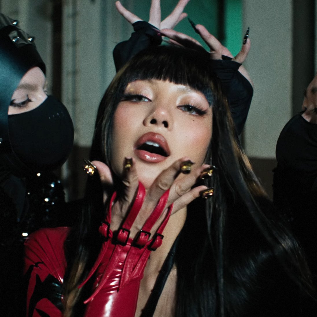 truestoryarix's tweet photo. Most-Viewed M/V Teasers on YouTube yesterday,

#1. 'CLICK,' JISOO — 1,364,884 (192K likes) *12 hrs*
#2. 'SaWaDiKa,' LISA — 1,315,705 (148K likes) *16 hrs* https://t.co/3cvg6PEF4w