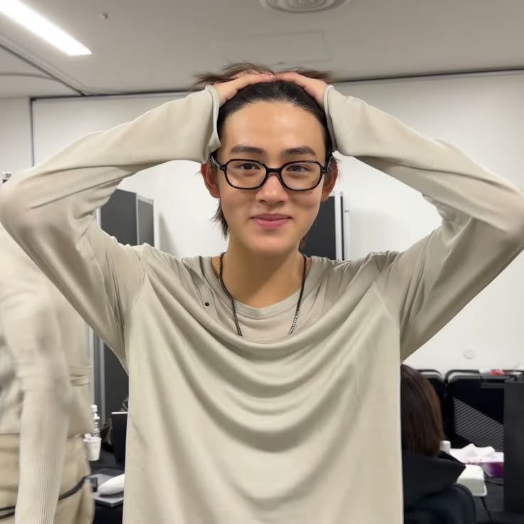 sseonghynix's tweet photo. he's so boyfriend coded https://t.co/9gMzjBxucl