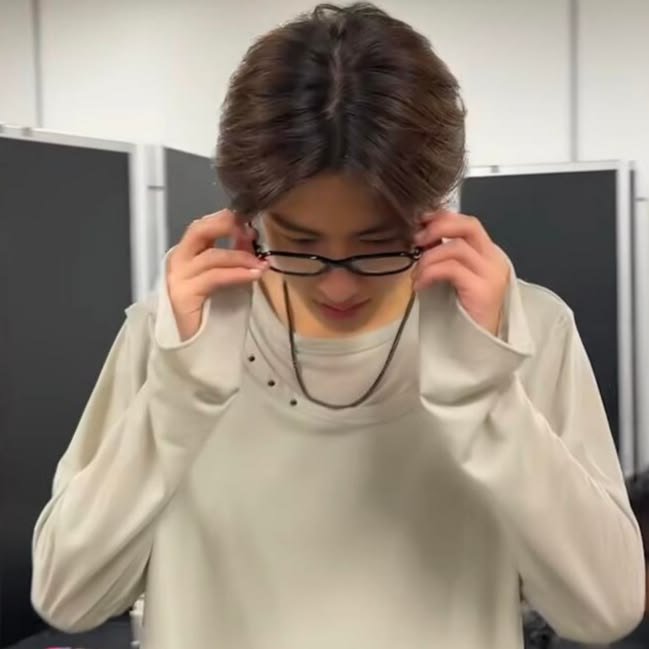 sseonghynix's tweet photo. he's so boyfriend coded https://t.co/9gMzjBxucl