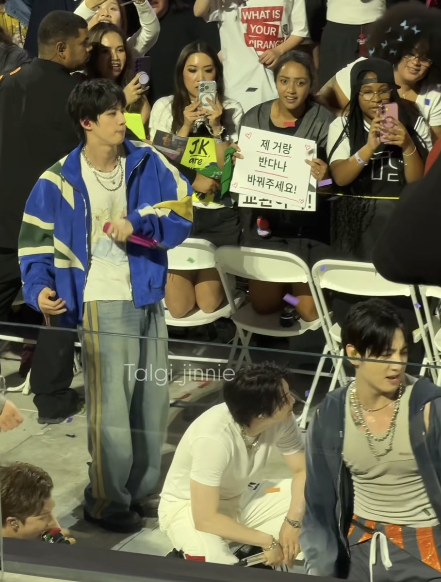 fixedbybts's tweet photo. imagina o bts todo parar bem na sua frente e você ficar igual uma tonha vendo eles o tempo todo pela tela do celular, coisa que você já faz todo dia por não estar no show https://t.co/iMJoi7zpPd
